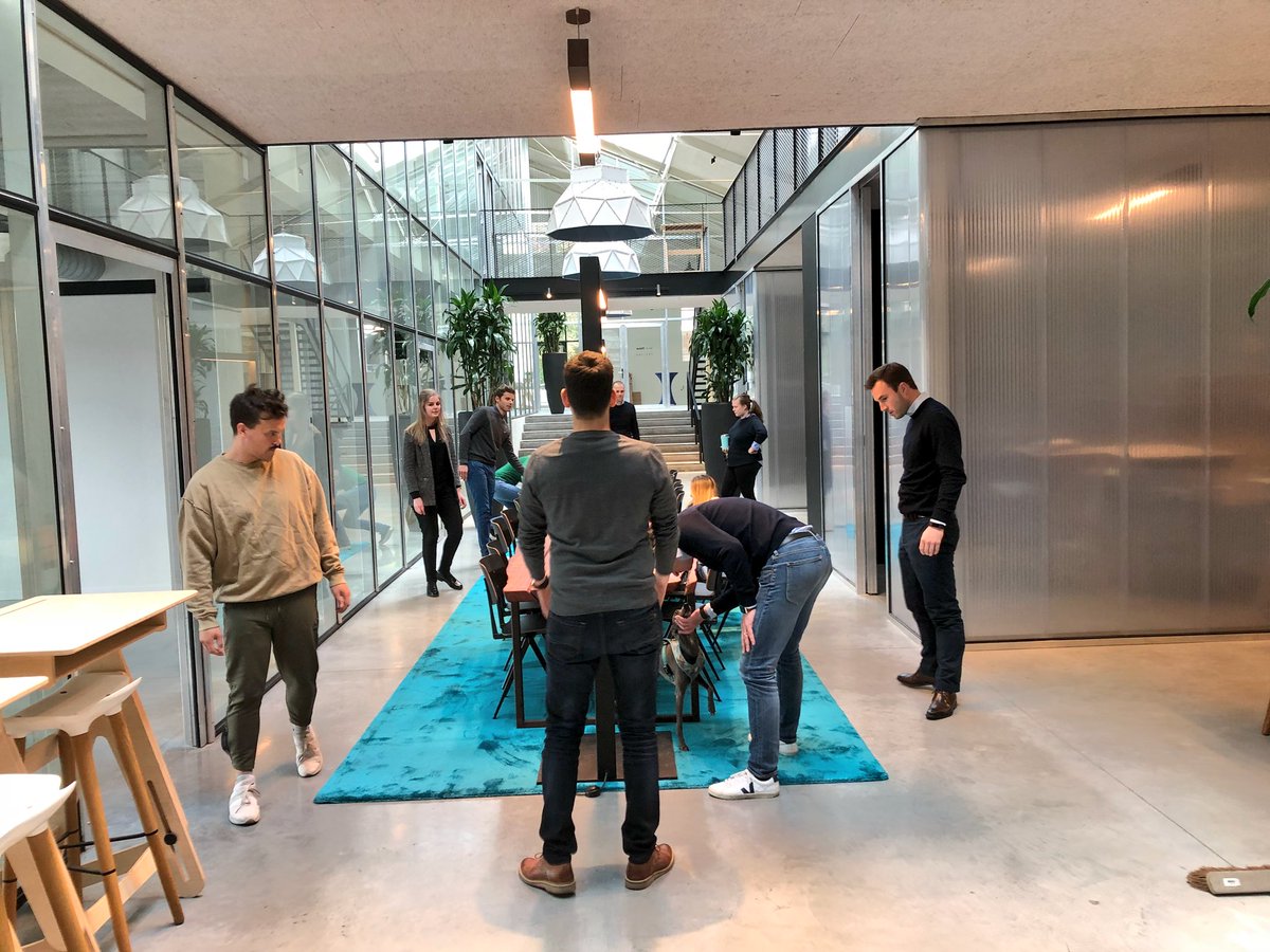 De magie van een bedrijvencentrum is ook elkaar een handje helpen💪. Bedankt 🙏 <a href="/aarchitectsbe/">atmospherearchitects</a> en <a href="/ReviveNV/">ReviveNV</a> voor de hulp bij de installatie van ons nieuw tapijt!💯