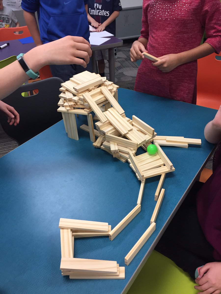 ckellam's tweet image. Mr Roth's class creates with Contraptions in makerspace #lincolnlearns41