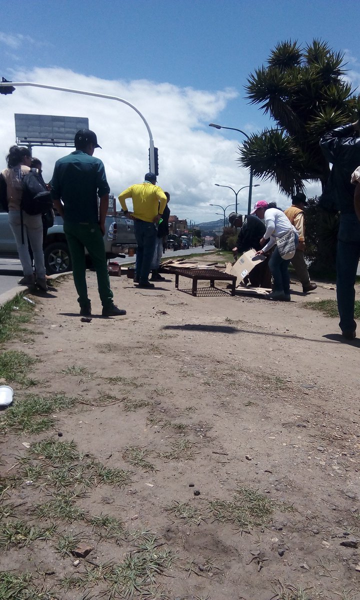 RDerly's tweet photo. #Tunja #TunjaInforma #ParoCivicoTunja almuerzo comunitario sector los hongos. Protestamos por alza de impuestos y falta de vias dignas en el sector SurOriental. La union hace la fuerza. https://t.co/3uFdS0ymW7