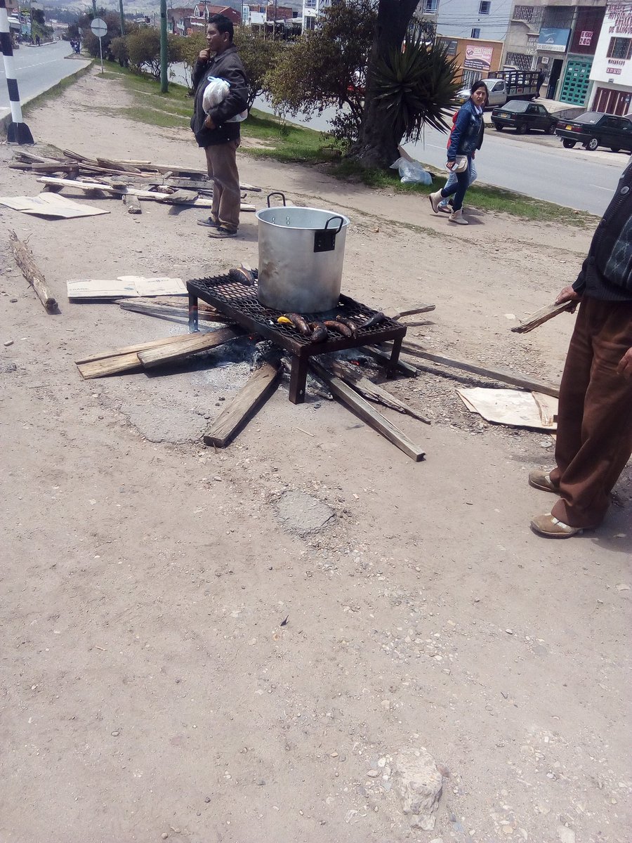 RDerly's tweet photo. #Tunja #TunjaInforma #ParoCivicoTunja almuerzo comunitario sector los hongos. Protestamos por alza de impuestos y falta de vias dignas en el sector SurOriental. La union hace la fuerza. https://t.co/3uFdS0ymW7