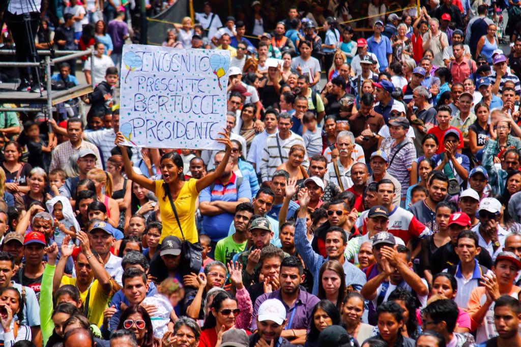 ElCambioVE's tweet photo. ¡Por más que quieran, no podrán detener el cambio en #Venezuela! #Miranda se inundó de esperanza el día de hoy, nuestro pueblo mirandino dijo sí al cambio con @JAVIERBERTUCCI #EsperanzaPorElCambio https://t.co/HHS5Lt63ok