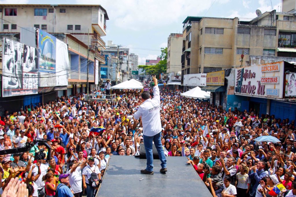 ElCambioVE's tweet photo. ¡Por más que quieran, no podrán detener el cambio en #Venezuela! #Miranda se inundó de esperanza el día de hoy, nuestro pueblo mirandino dijo sí al cambio con @JAVIERBERTUCCI #EsperanzaPorElCambio https://t.co/HHS5Lt63ok
