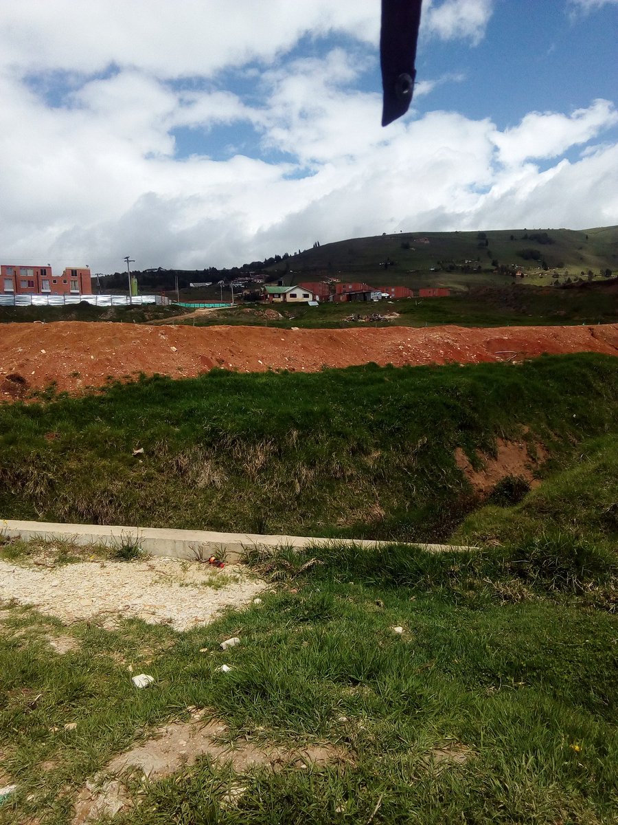 RDerly's tweet photo. Yo apoyo #ParoCivicoTunja por esta falta de progreso y organización. Aprueban licencias de construcción en el sur oriente y no hay vías. ¿Quien controla? #Tunja #TunjaInforma @AlcaldiaTunja @wea @CarlosAmayaR #Boyacá @boyacasietedias @BoyacaEsNoticia @UltimaHoraBoy #Equidad https://t.co/oosnT3b6rr