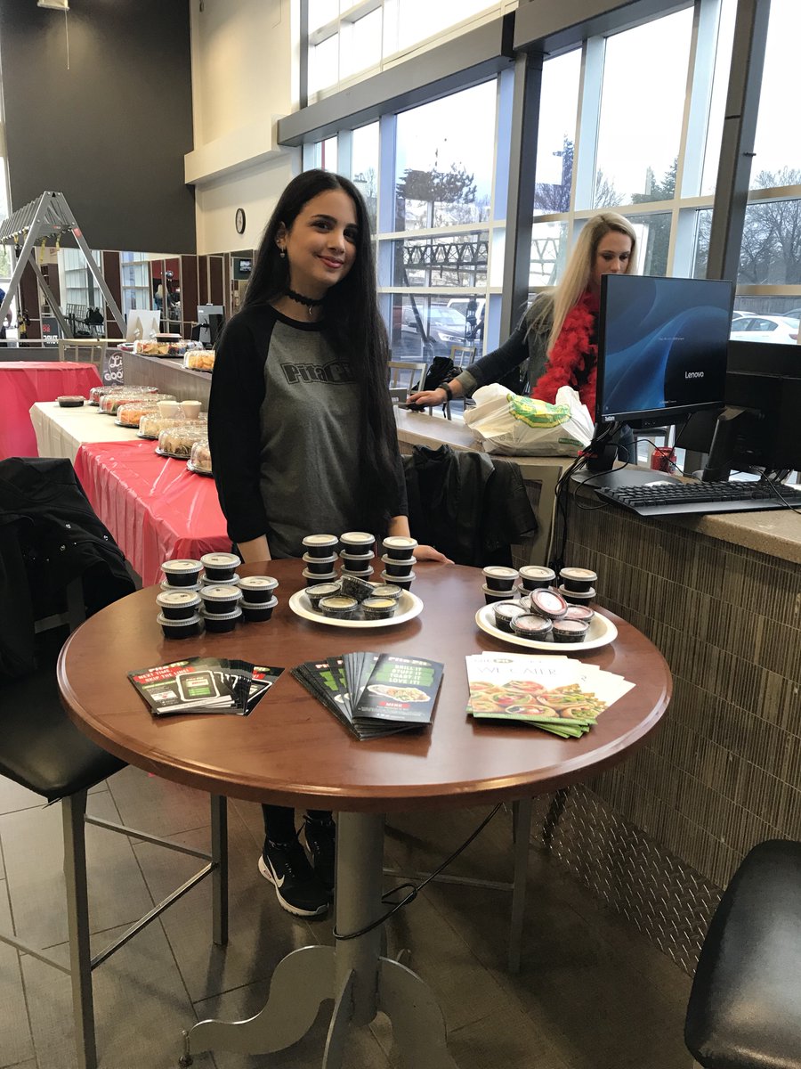 PitaPitOrleans's tweet photo. Come grab some healthy samples at the Tenth Line GoodLife Fitness tonight from 4-6 to celebrate their birthday! #goodlife #orleans #pitapitorleans 🎁 https://t.co/SfOEoA2wjz