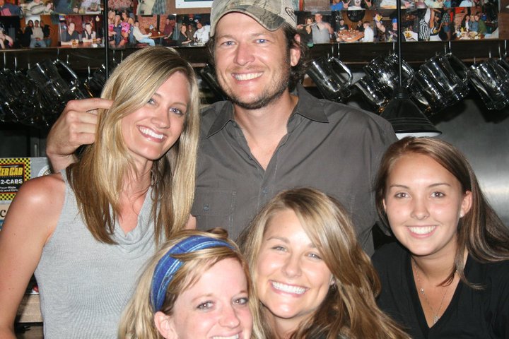 kaylalbrill's tweet photo. @blakeshelton Hey Blake, remember that time in Bend, Oregon at JC's bar when you were ENGAGED to @mirandalambert and were cheating on her with some skank in the bar? That skank stood to the side as we took this photo but she wasn't happy about it. You aren't so innocent yourself. https://t.co/FOBGDpNQPj