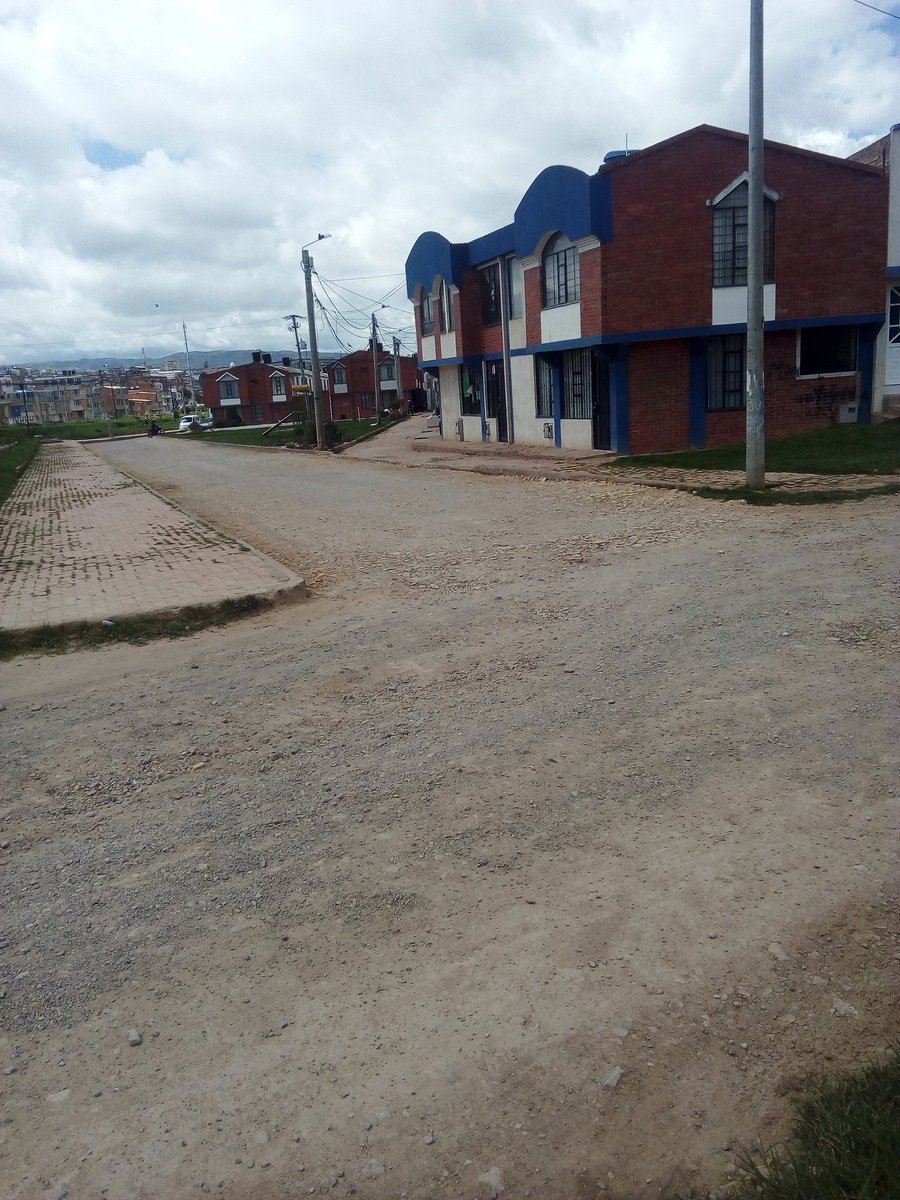 RDerly's tweet photo. Yo apoyo #ParoCivicoTunja por esta falta de progreso y organización. Aprueban licencias de construcción en el sur oriente y no hay vías. ¿Quien controla? #Tunja #TunjaInforma @AlcaldiaTunja @wea @CarlosAmayaR #Boyacá @boyacasietedias @BoyacaEsNoticia @UltimaHoraBoy #Equidad https://t.co/oosnT3b6rr