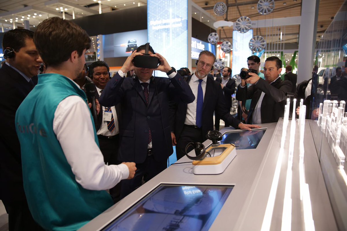 PanchDominguez's tweet photo. En el cuarto día de trabajo en @hannover_messe, visitamos el stand de @Siemens. Esquemas de colaboración entre universidades públicas y plantas @Siemens_Mexico en #Querétaro para generación de técnicos especializados, bolsa de trabajo y certificación. https://t.co/SBy3BgsD6T