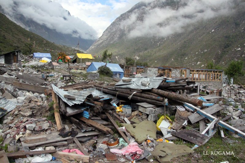 lluisrugama's tweet photo. 25 D'ABRIL 2015 EL TERRATRÈMOL.
 Avui fa 3 anys del terratrèmol del Nepal.
https://t.co/oxTkNk6WfV
 #ruguifoto #projectaels50 #quenoparilamaquina #matarotonepal #totssomnepal #nepal2016 #amblagent #solidaritat #Nepal @matarotonepal https://t.co/qNkzxVpS4I