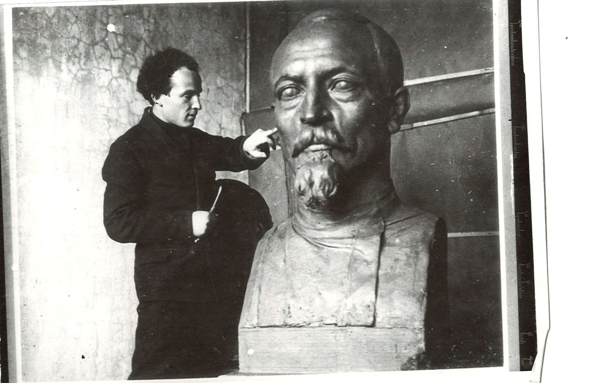 azgurmuseum's tweet photo. У пачатку 30-ых гг. ХХ ст. Заір Азгур быў прызначаны галоўным мастаком Дома ўрада. Для інтэр'ера будынка ён стварыў бюсты Гракха Бабёфа і Фелікса Дзяржынскага., але пад час вайны яны былі разбураны.
#heritageMW #MuseumWeek #МузейныТыдзень #azgurmuseum https://t.co/cbTgxpV1F2