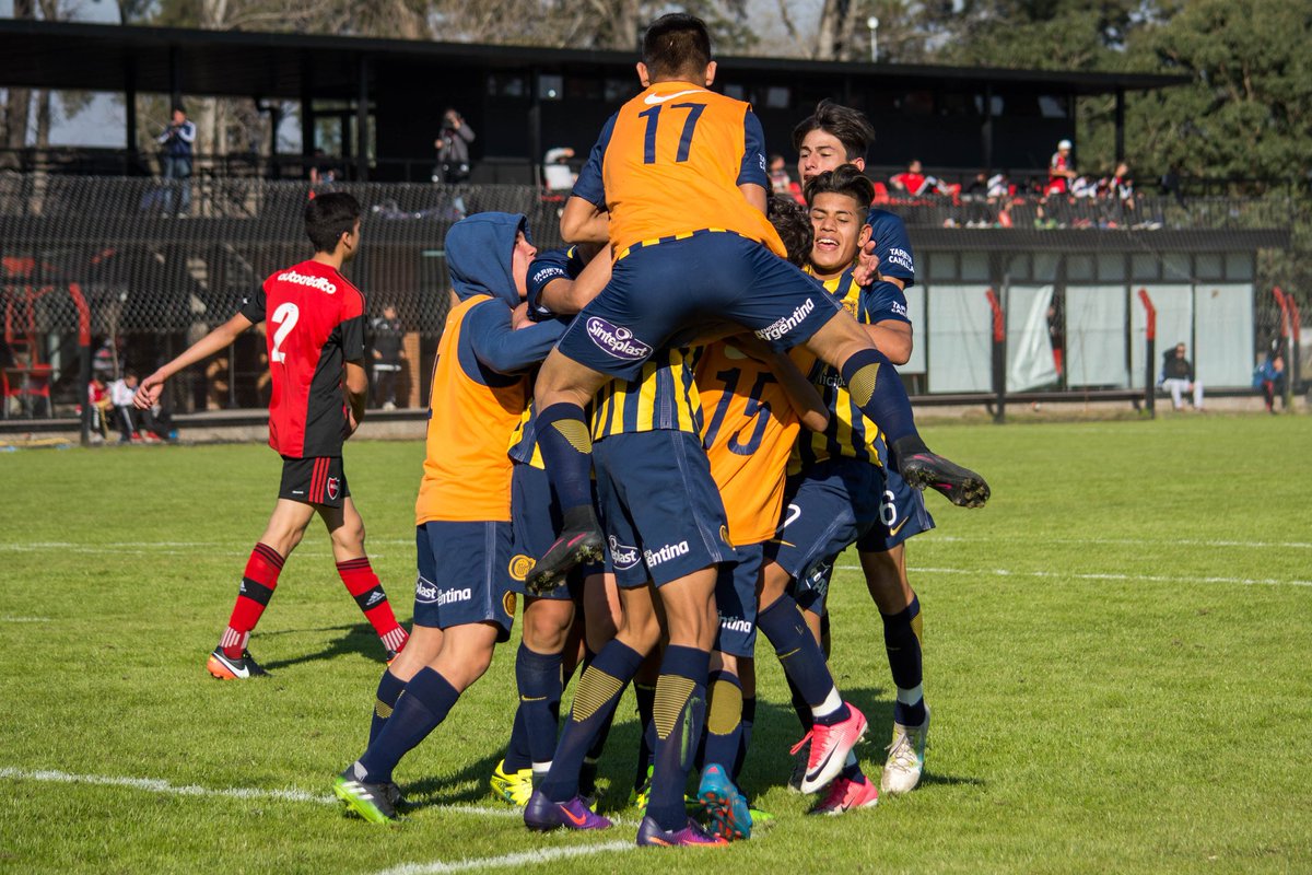 CARCJuveniles's tweet photo. ¡Arranca la semana más linda de todas! 🙌 A dejar la vida por esta camiseta #VamosLosPibes #VamosRosarioCentral 💙💛 https://t.co/xxEQg0JGPx