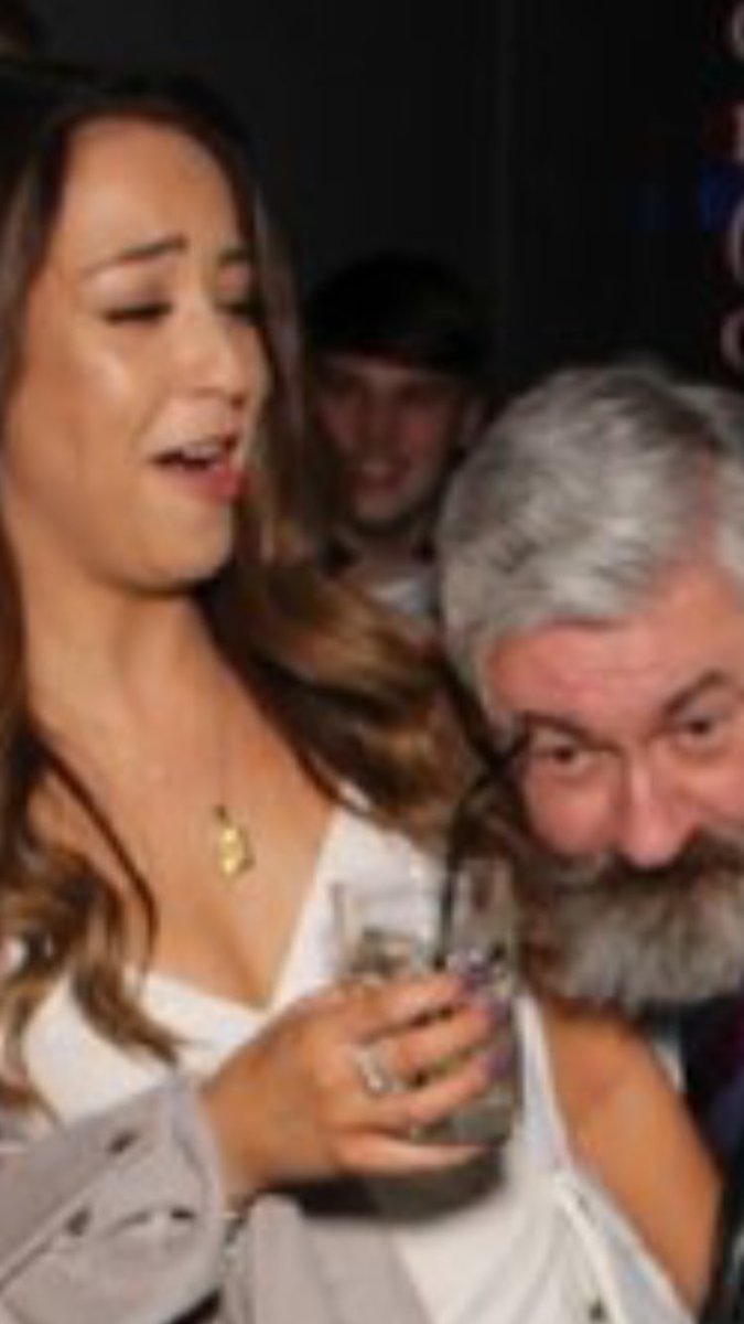 ChloeePearson's tweet photo. The best photobomb I’ve ever seen https://t.co/42Kx23MWfG