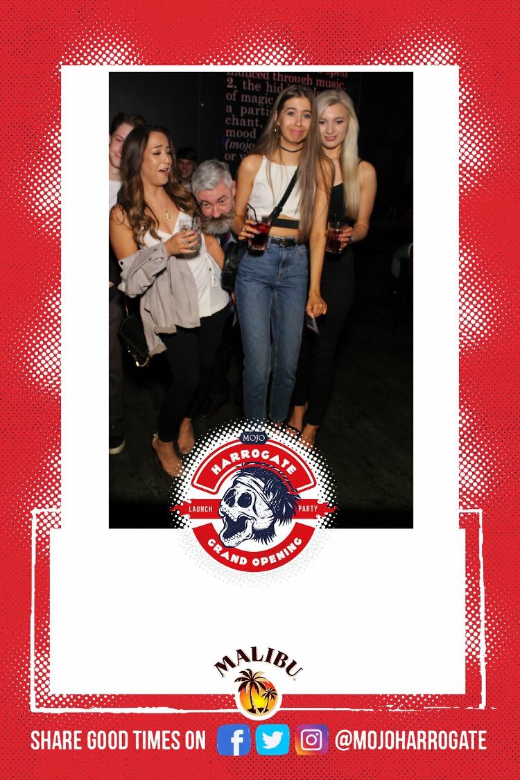 ChloeePearson's tweet photo. The best photobomb I’ve ever seen https://t.co/42Kx23MWfG