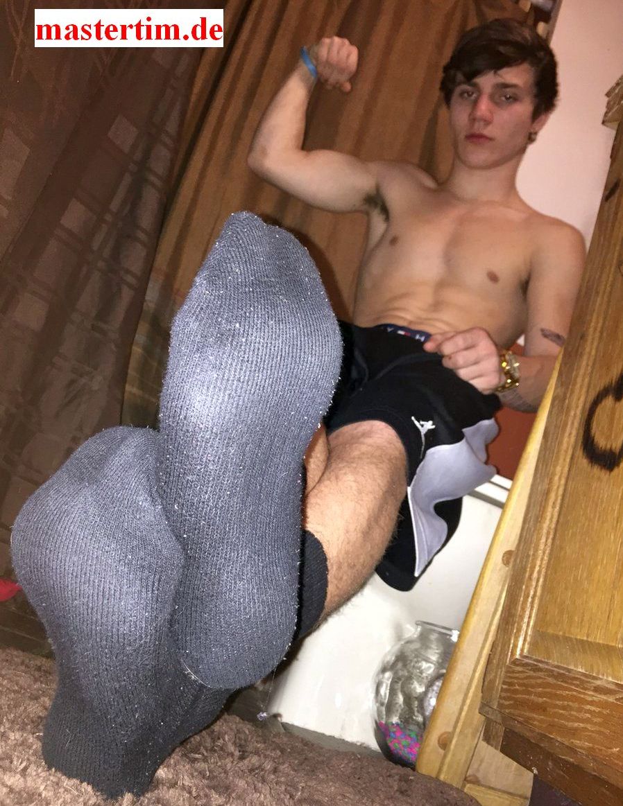 kingtim2012's tweet photo. The #MichiganMaster #masterhoward aka #MasterGod11 a #TeenMaster with hot #boyfeet hope you voted for him #footkingspoll already, contact infos there as well https://t.co/oNHUtL6cHy https://t.co/lSj5X1A7Ds