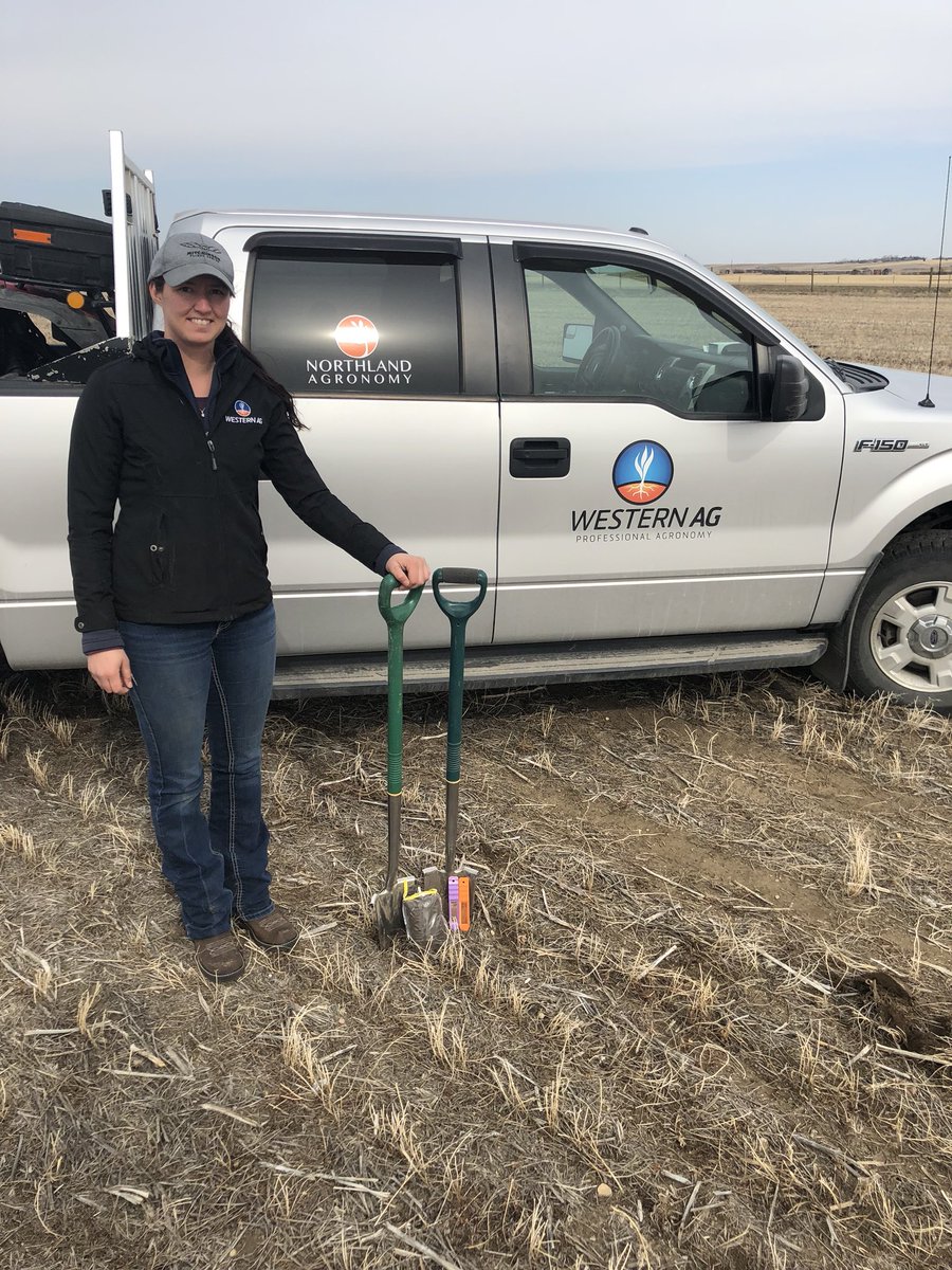 Elliott_R_H's tweet photo. First #prssoilsample of spring ‘18 with @Kirsten_Roy Good to be back in the field! #prscropcaster https://t.co/8e3kszCrgV