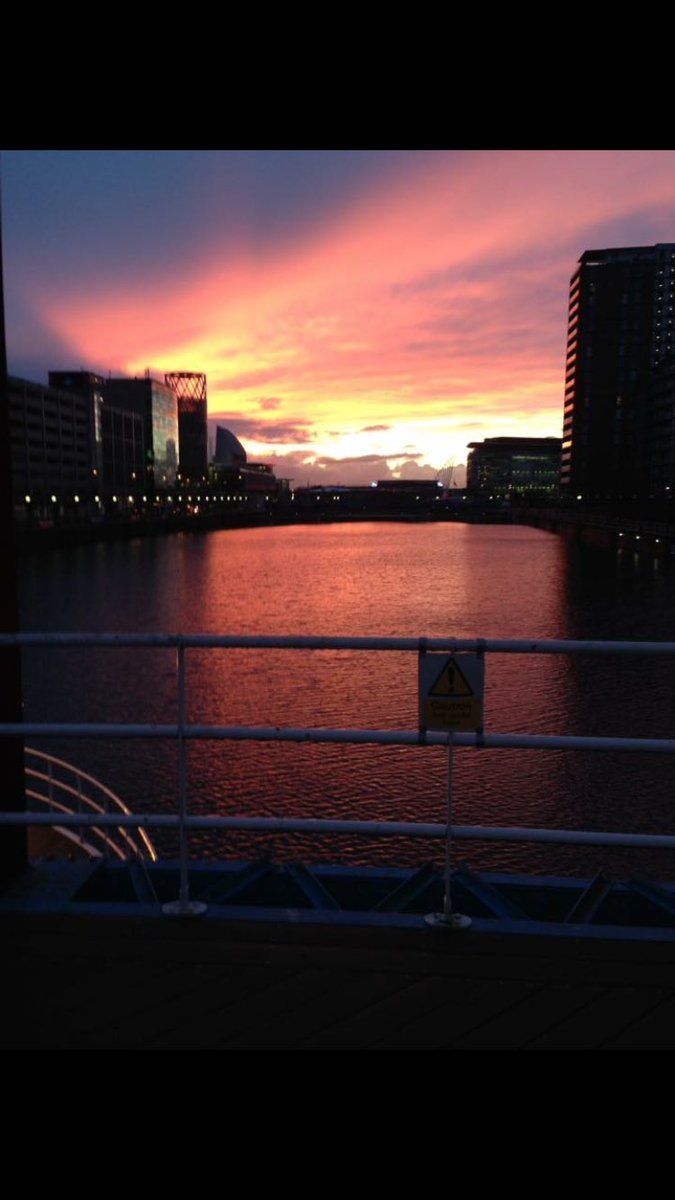 lee_cully58's tweet photo. @BargeTrips @NormanWhiteside @VisitTheQuays Salford sun set !!! Media city https://t.co/UEZG7nThNy