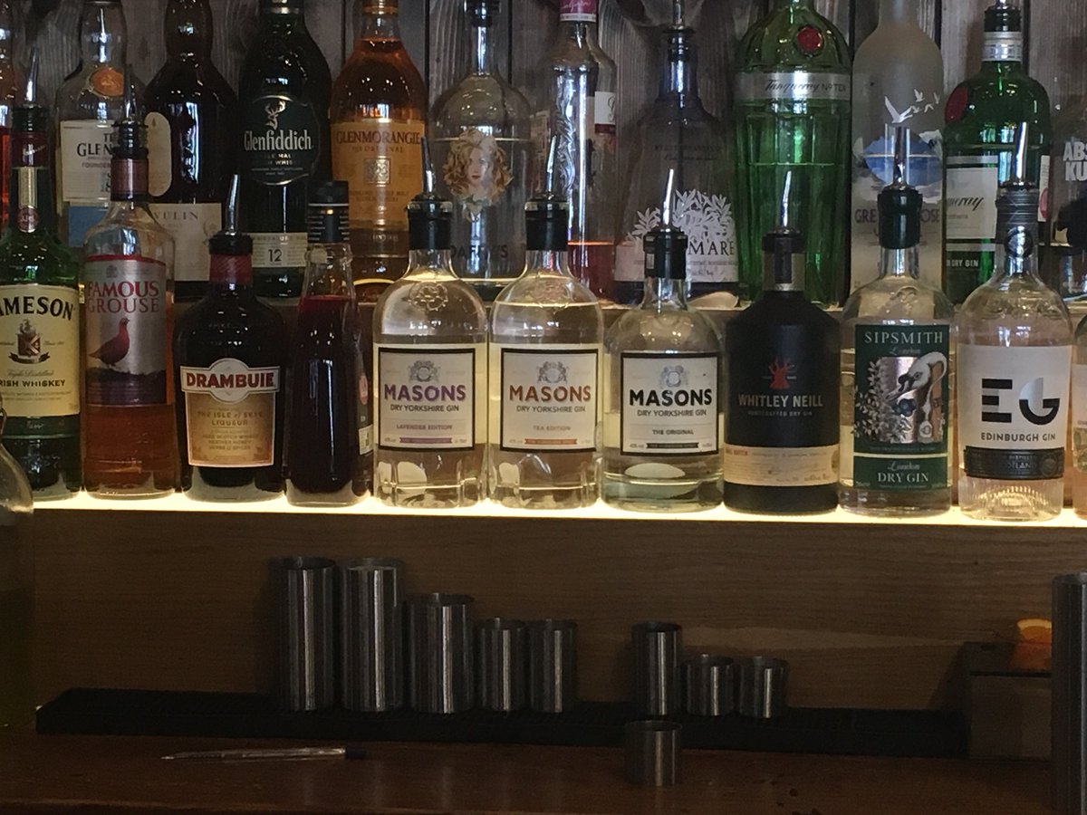 andrewmasonsgin's tweet photo. Fantastic to see @the_chanter in #Edinburgh now have our core trio! #Original #TeaEdition #LavenderEdition @YorkshireGin #TheYorkshireSpirit https://t.co/12PMtbMjwZ