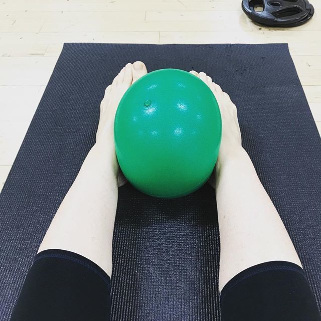 JenMcGahan's tweet photo. I should prolly get me some sun! #pilates #goldsgym #workout #vitaminD #sunshinedeficiency #getsomesun #pale #whitershadeofpale #tan #whitegirl #evilball #green #readytowork #sweat #yogamat #whitelegs #white #needsun #readyforsummer https://t.co/5RKwSmVzzz https://t.co/BISMfskOr1