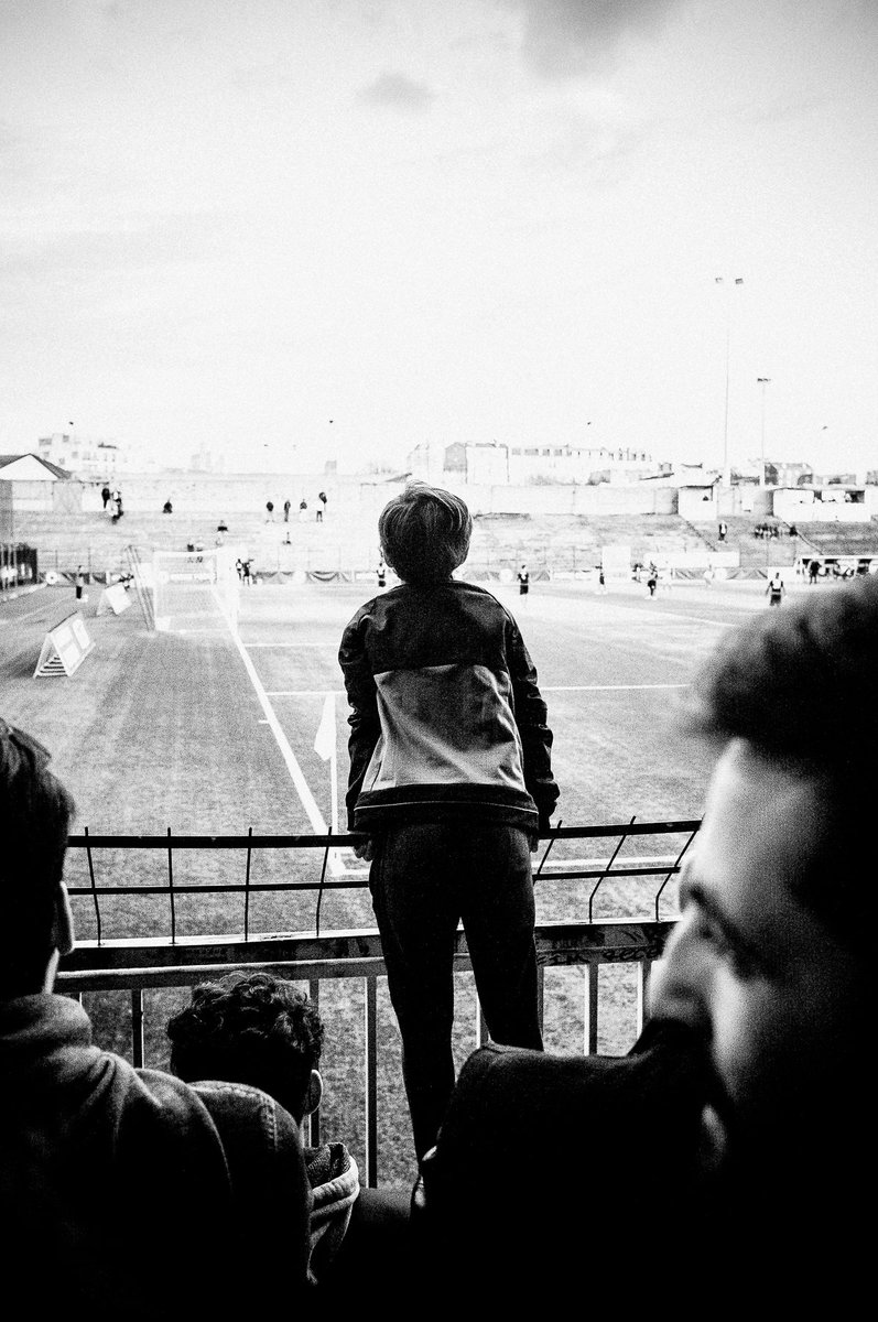 ForetFantome's tweet photo. #FCredstar #redstar #saintouen #football #photographie #noiretblanc #foot #sport https://t.co/9gW4MPVyu1