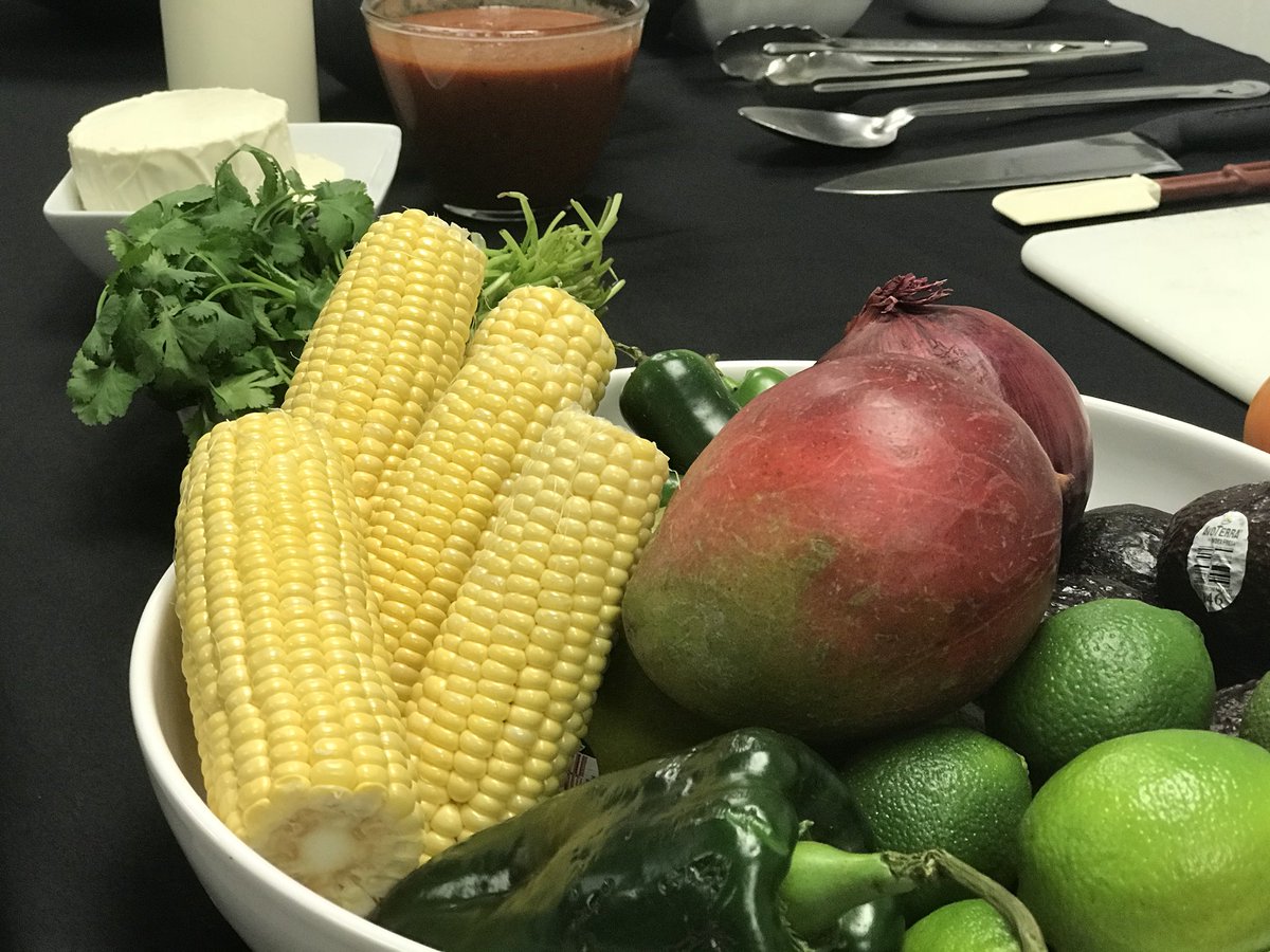 chefjoedcg's tweet photo. Taco Tuesday..........on a Wednesday!@DCGnutrition @DCGHS #DCGExcellence 
Sous Vide carnitas Street Tacos https://t.co/1jeBhBlYHE