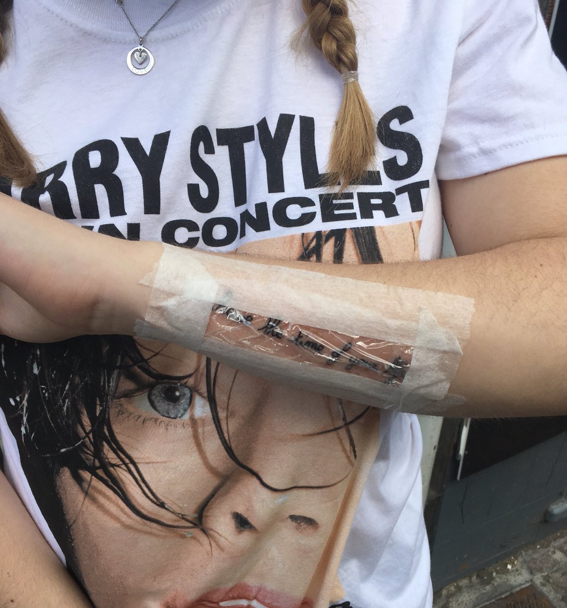 harryiren's tweet photo. 🌸 Once again, i show my unconditional love for harry &amp; sign of the times, my mom wrote her favorite sentence in my favorite song with her writing 🌸

I'm very lucky to have you @Harry_Styles in my life, thank you for everything you've done ♥️ https://t.co/5FpTn20kwS
