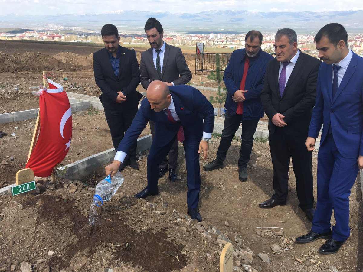 OlcayKilavuz's tweet photo. Erzurum'da davamıza ve ocağımıza büyük hizmetleri olan emektar ülküdaşımız Levent Topallı ağabeyi kabri başında dua ile yad ettik. Allah rahmet eylesin. RUHUNA FATİHA https://t.co/0Ve8FNGlWk