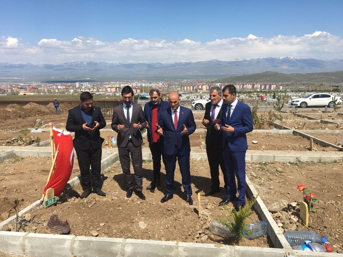 OlcayKilavuz's tweet photo. Erzurum'da davamıza ve ocağımıza büyük hizmetleri olan emektar ülküdaşımız Levent Topallı ağabeyi kabri başında dua ile yad ettik. Allah rahmet eylesin. RUHUNA FATİHA https://t.co/0Ve8FNGlWk