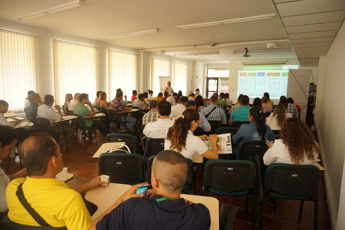 valle_agro's tweet photo. #AEstaHora @milenabanguero da inicio a la reunión de el Sistema Nacional de Innovación Agropecuaria de la @ADR_Colombia  con las #Umatas del Valle del Cauca en @Corpoica https://t.co/jKePChUdOT