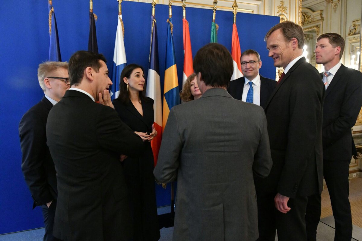 N_Hulot's tweet photo. Climat : Mobilisation des ministres européens
🇸🇪🇳🇱🇩🇪🇫🇮🇵🇹🇱🇺🇫🇷 
✅objectif neutralité carbone 🇪🇺
✅une stratégie de long terme UE avant la COP24
✅des objectifs 2030 cohérents avec cette ambition pour climat, transports, énergie &amp; finance
https://t.co/S4lyRhH781 https://t.co/d0cP6vaw25