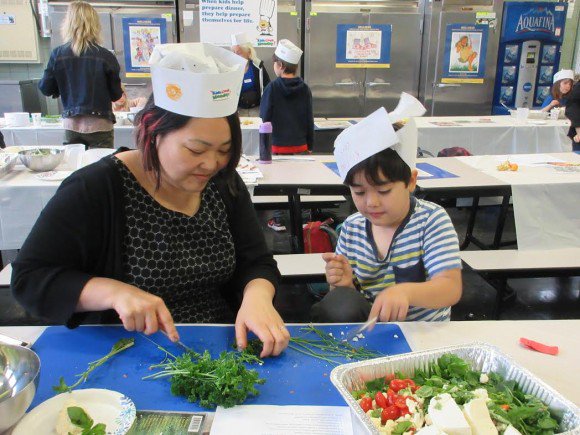 KidsCookMonday's tweet photo. Turn mealtime into family time next #KidsCookMonday with these helpful tips! https://t.co/hKenikBy2c https://t.co/meXafqAuVL