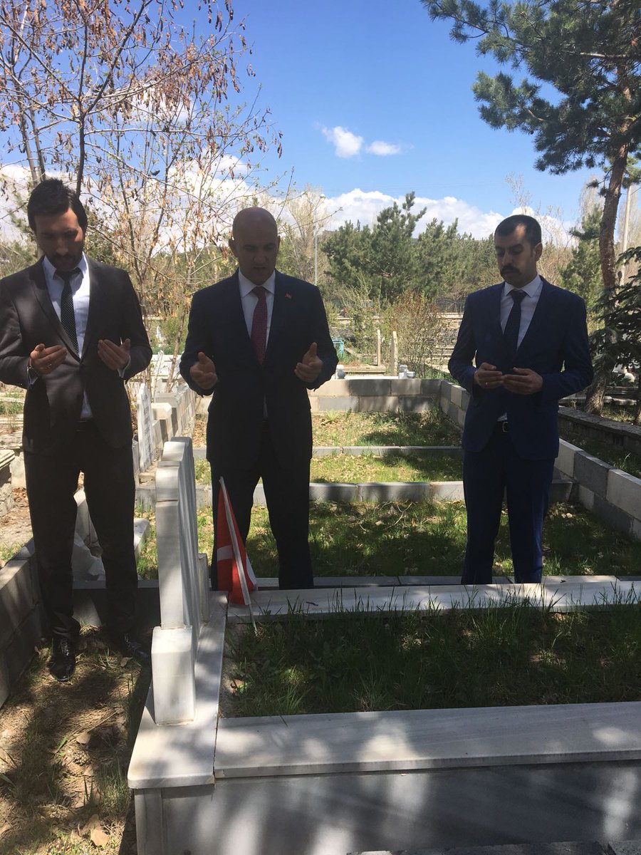 OlcayKilavuz's tweet photo. Ülkücü Şehidimiz Mustafa Yardımcı ağabeyi kabri başında dua ile yad ettik. RUHUNA FATİHA https://t.co/iocfdIWaXf