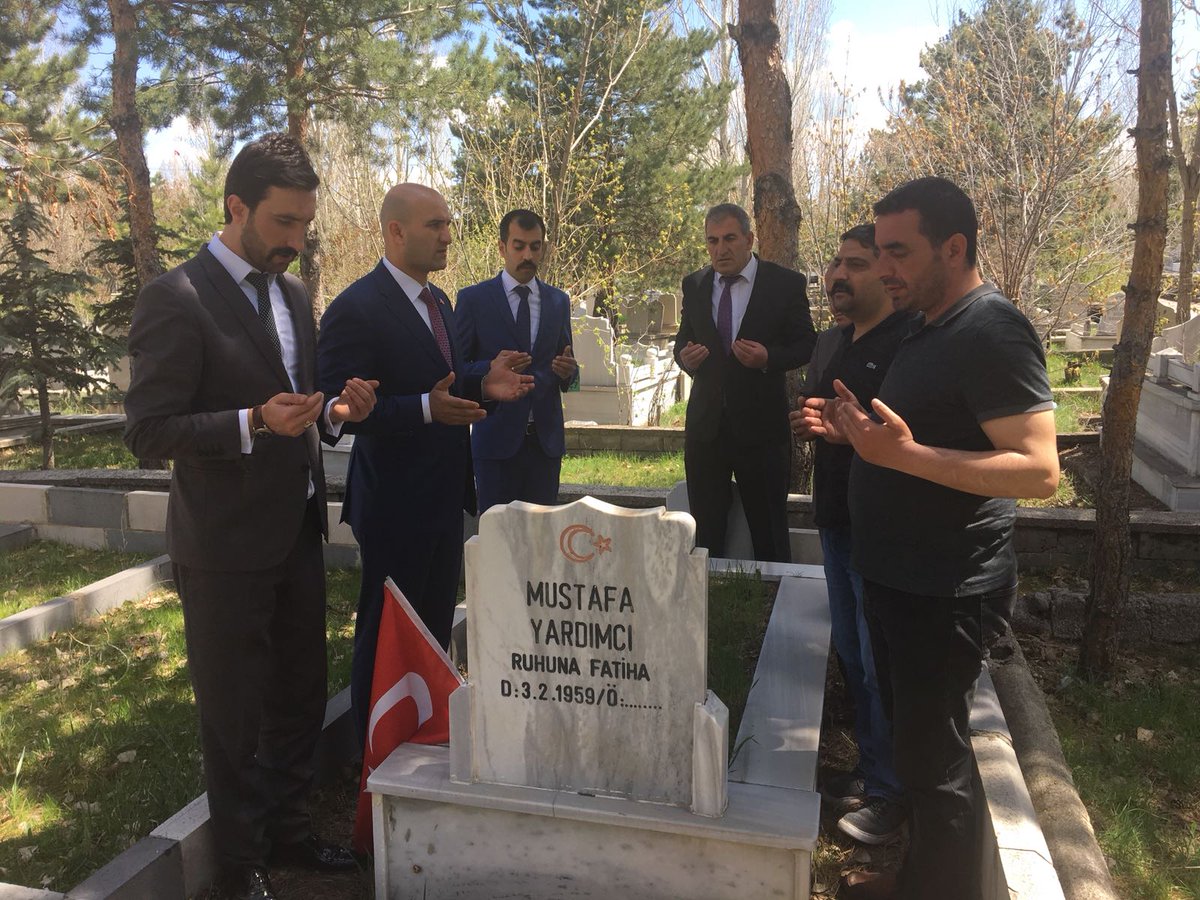 OlcayKilavuz's tweet photo. Ülkücü Şehidimiz Mustafa Yardımcı ağabeyi kabri başında dua ile yad ettik. RUHUNA FATİHA https://t.co/iocfdIWaXf