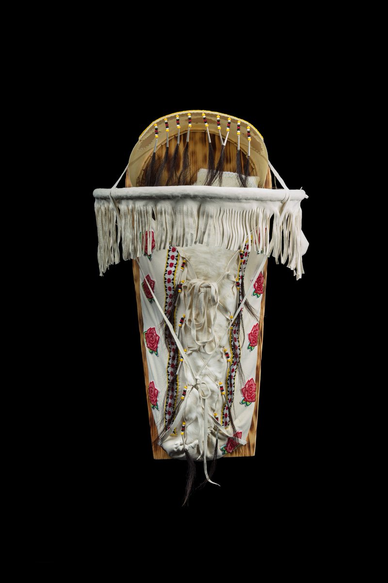 RoyalAlberta's tweet photo. This traditional mossbag w/ cradleboard was made by Arnold Alexis, Daphne Paul Alexis, &amp; their daughter Leah Alexis of Alexis Nakota Sioux Nation. A mossbag is a replica of the womb. It provides a safe and comforting place for a baby. #heritageMW #MuseumWeek https://t.co/7vEr6viecG