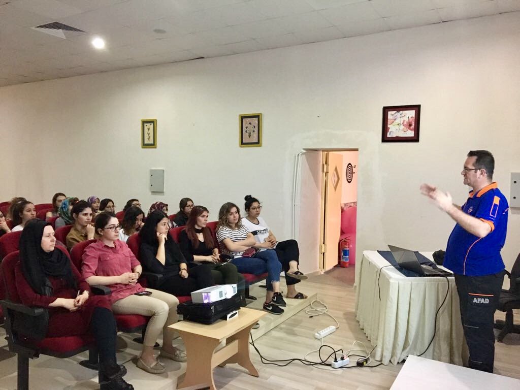 KocaeliKYGM's tweet photo. Fatma Seher Hanım Yurdu öğrencilerine AFAD tarafından "Temel Afet Bilinci" eğitimi verildi. https://t.co/5cMmryXQVh