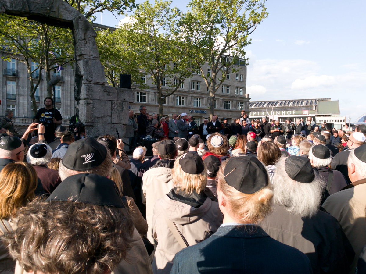 muratyazgi's tweet photo. Bekir Alboga hält eine Rede auf der #KippaColonia in #Koeln über #Antisemitimus, #Diskriminierung und #Ausgrenzung.
Der falsche Mann, der vor paar Wochen Hizmet-Engagierte aus dem #Islamforum in #Berlin ausgewiesen hat. https://t.co/ZpFpigtDWS