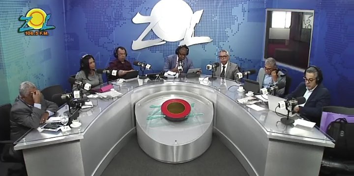 SoldelaMananaRD's tweet photo. El economista #PedroSilverio explicó que el problema es que las condiciones que se están dando en los procesos de negociación/concertación en el país hace imposible un proceso de reformas estructurales. #InformeFMI @ZOLFM1065
#LaMasInteractiva #SoldelaMananaRD https://t.co/y60VhKZ415