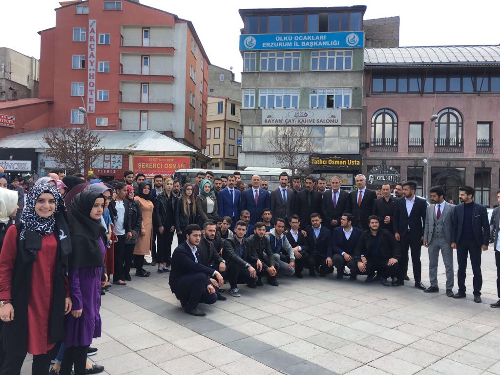 OlcayKilavuz's tweet photo. Ülkü Ocakları Erzurum İl Başkanlığımızı ziyaret ederek yiğit bozkurtlarımızla ve iffet abidesi asenalarımızla hasbihal ettik. Türk milletinin geleceği adına Türk Gençliği olarak durmak yorulmak bilmeden çalışacağız dedik. https://t.co/AADguunZgb