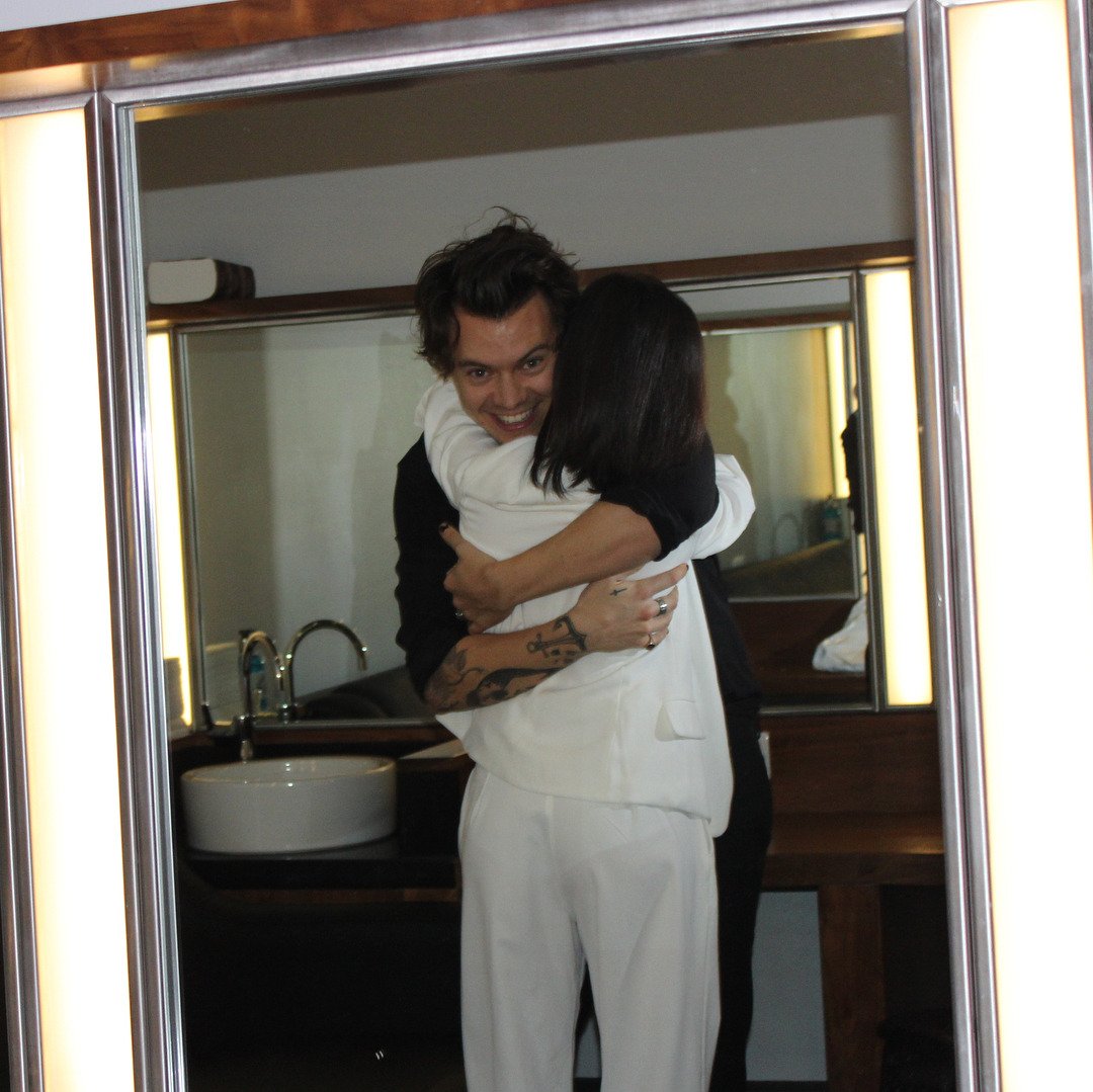 harrymoonchild's tweet photo. when you hug harry he sways with you and whispers in your ears "you alright" "i love you" and rubs your back if you're nervous, you can feel him when he laughs and harry never breaks the hug first and squishes his face against you :))))))) it was nice knowing you all :))))))) https://t.co/4DliXgo0GU
