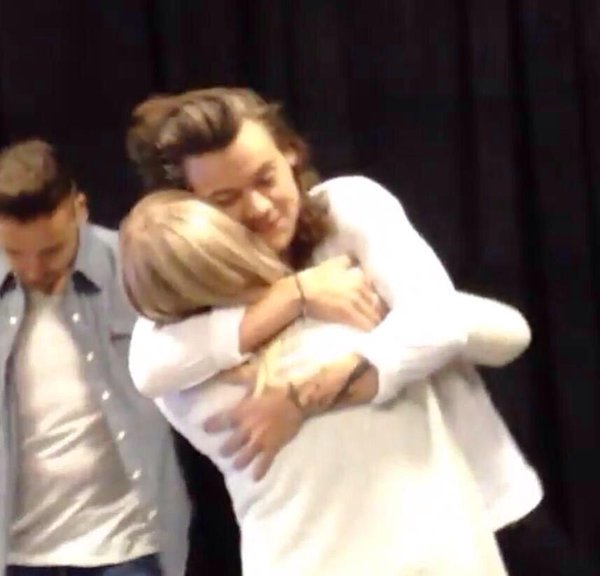 harrymoonchild's tweet photo. when you hug harry he sways with you and whispers in your ears "you alright" "i love you" and rubs your back if you're nervous, you can feel him when he laughs and harry never breaks the hug first and squishes his face against you :))))))) it was nice knowing you all :))))))) https://t.co/4DliXgo0GU