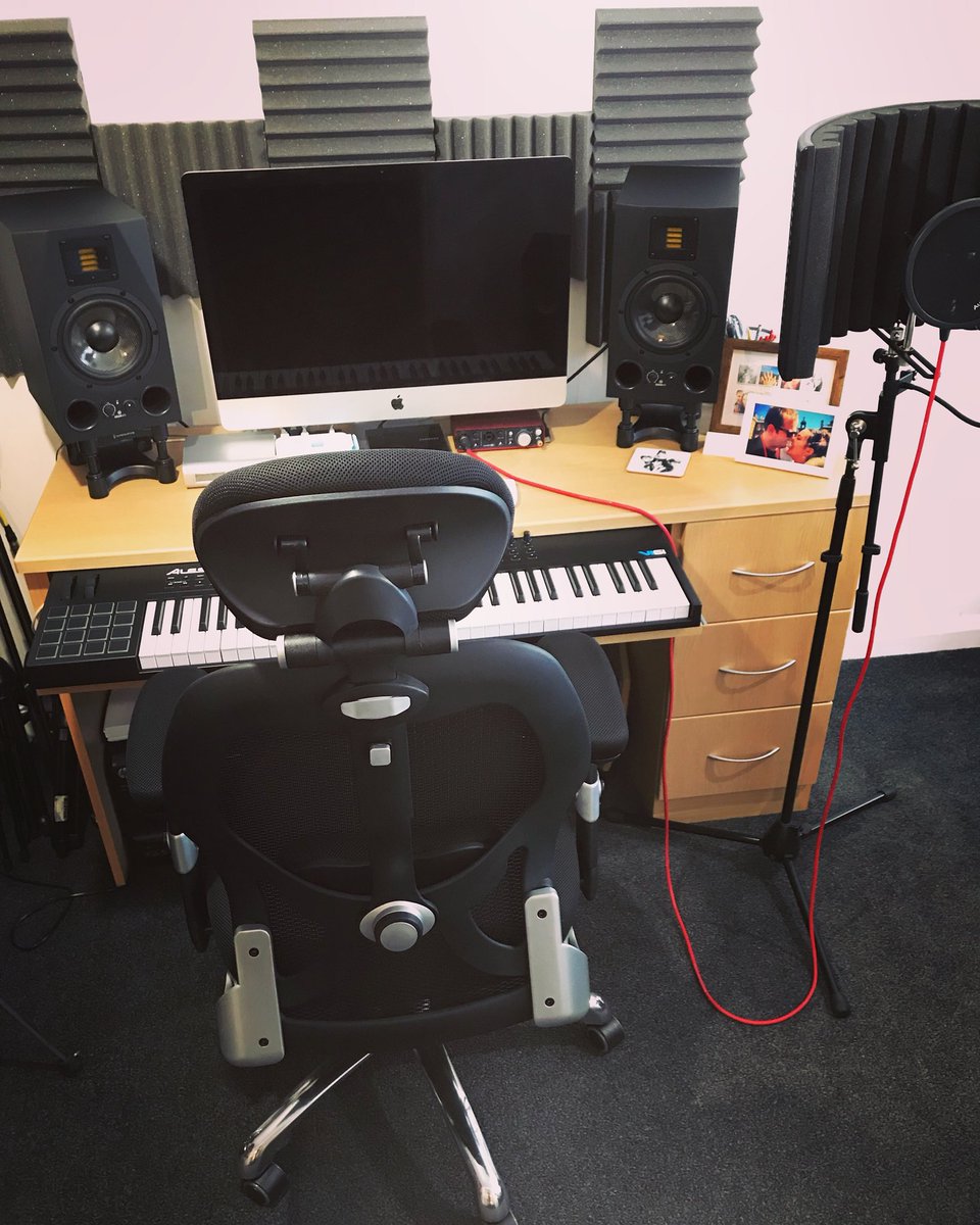 Jonbournemusic's tweet image. New studio chair . Yes ! So important in our line of work #newchair #studio #recording #composer