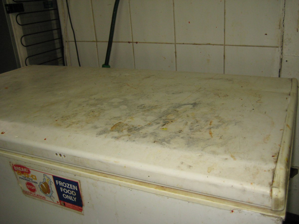 SER_Services's tweet photo. When was the last time this freezer was cleaned? #TypicalFoodHygieneQuestion
Answer- Deep clean every week #Really #SuttonFoodSafety https://t.co/cXU2ZRxhkF
