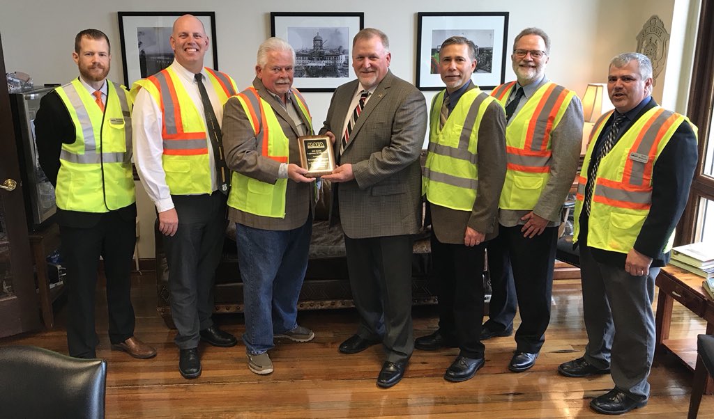 .<a href="/MoAsphalt/">MO Asphalt</a> President John View presents the “Legislator of the Year” award to @DaveSchatz26 for his work to improve the transportation infrastructure in #Missouri.

#fundMOtransportation <a href="/Mercury4MO/">Mercury Alliance</a> <a href="/AGCofMO/">AGC of Missouri</a> <a href="/MoLimestonePA/">Infra - Sand and Stone. Missouri Made.</a>