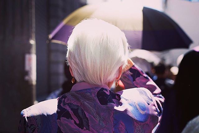 EverydayLATAM's tweet photo. Una mujer camina bajo el sol quiteño. | A woman walks under the Quito sun. Photo by @mgachet.
#everydaylatinamerica #ecuador #sun #Quito #purple https://t.co/DFC6XA0swx