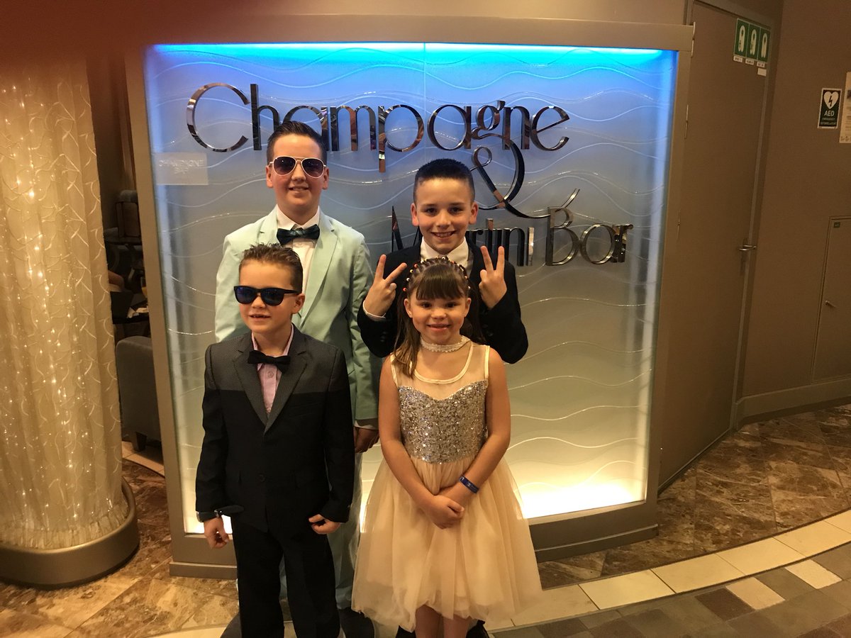 kbgrew's tweet photo. Fun family/friends cruise!🚢🚢 https://t.co/hvSk2s7i1Y