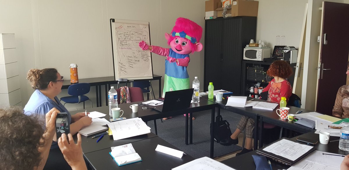 RurBanCoop's tweet image. Un atelier #businessmodelcanvas animé par #PrincessPoppy ? Il n y a qu'à @RurBanCoop que l'on voit ça ! @RurbanFormation @CelineR #happywork #happybusinessday #lestrolls @BlendedCom #fun