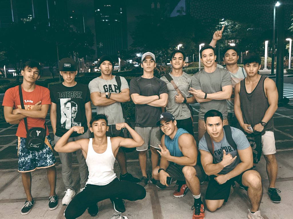 enjayneer's tweet photo. Throwback with my Street Workout Philippines fam. Workout soon!! #calisthenics #swph #track30th #baraspilipinas https://t.co/I0nfyq7ZFQ