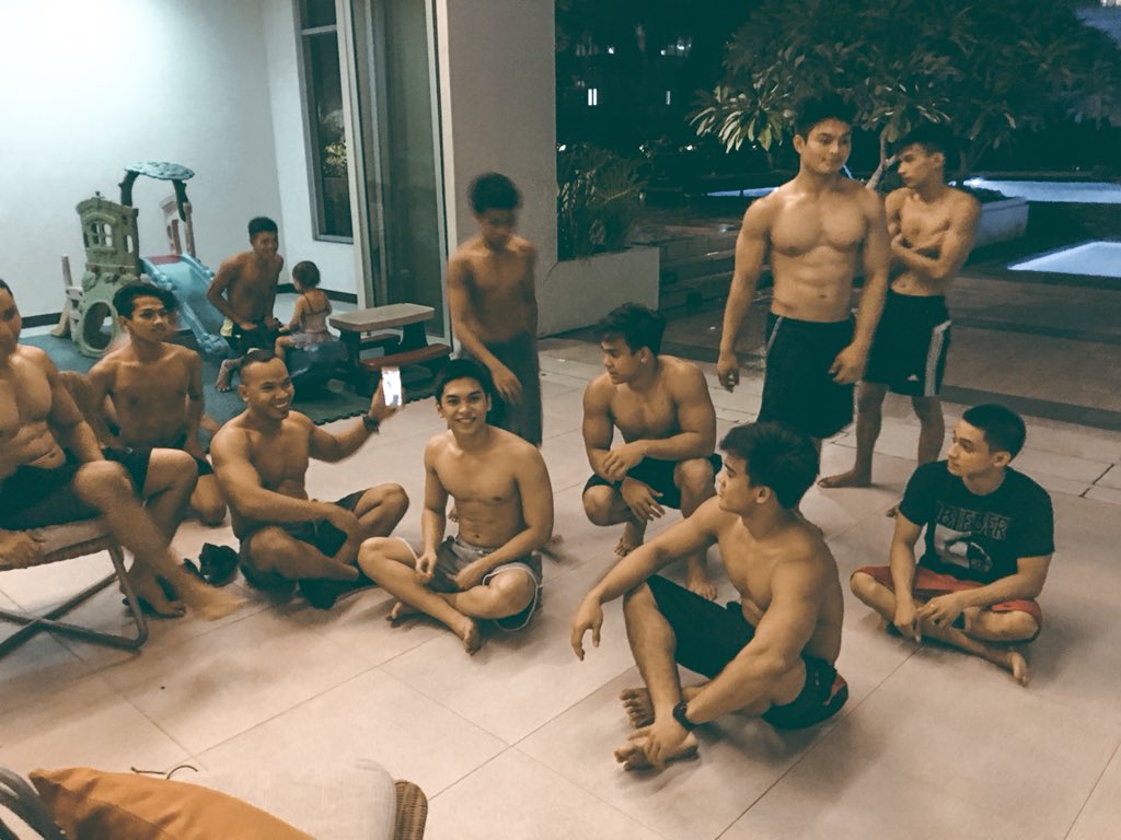enjayneer's tweet photo. Throwback with my Street Workout Philippines fam. Workout soon!! #calisthenics #swph #track30th #baraspilipinas https://t.co/I0nfyq7ZFQ