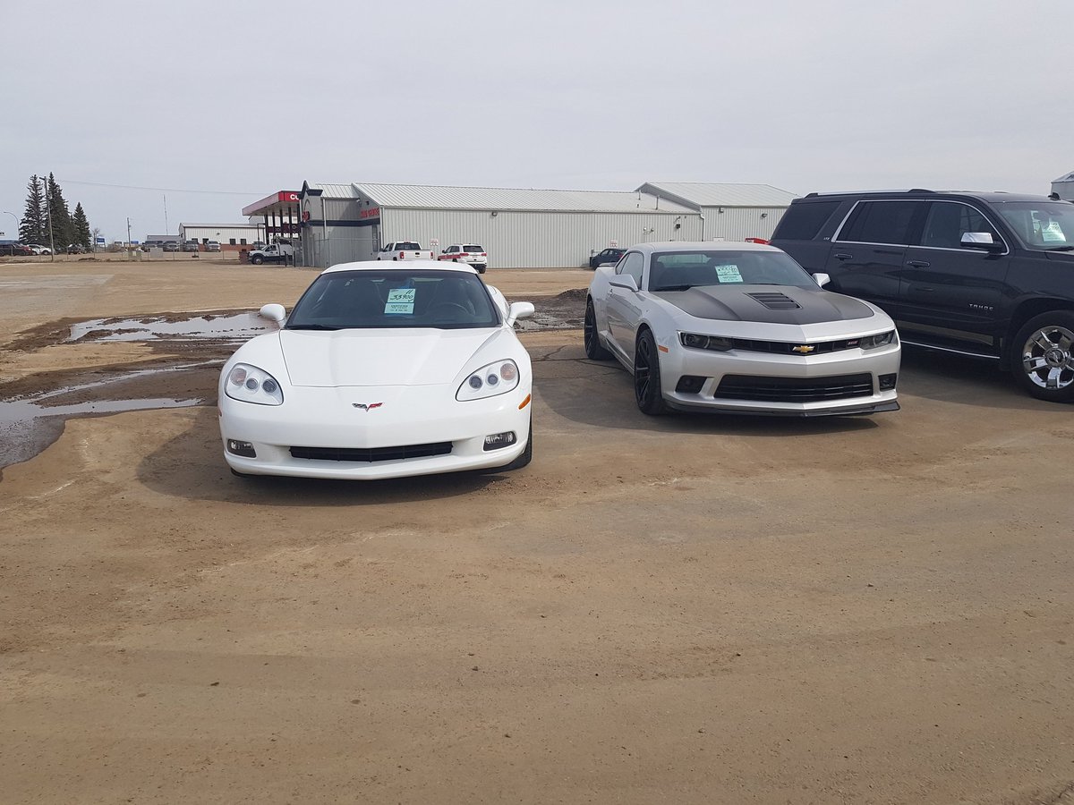 TangentsToby's tweet image. Which one do you pick? #vette or #carmaro . Head down to @MurrayGMEstevan and buy your favorite one.  Just tell them "The Blitz Sent me".