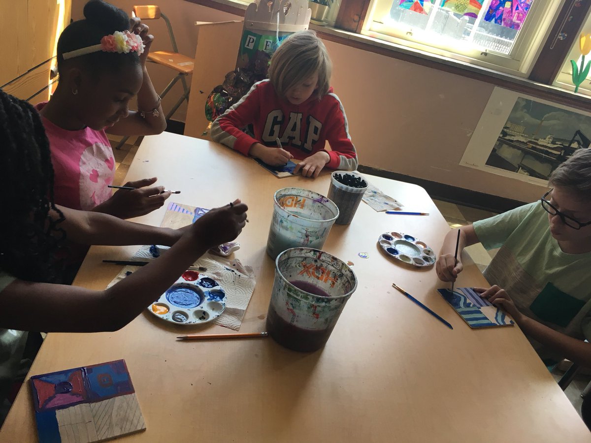 SutherlandProud's tweet photo. Ms Mastropaolo’s 6th grade painted quilt project! Art rocks! https://t.co/9TywtWPA6s