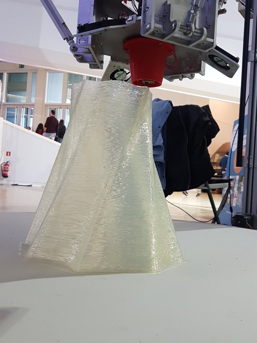 MakerGal3D's tweet photo. Van unas 7 horas de impresión y la cosa pinta muy bien @mahormuniz #upe #bigdelta #deltaprinter #reprap #openhardware #fpinnova2018 https://t.co/TAwD6koDfe