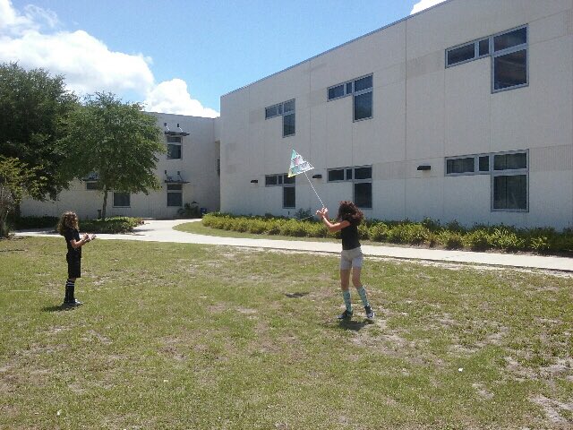 BessDahmash's tweet photo. #STEAM team - we’ve got our tetrahedron kite in the air! #hcpsstem @filmtvteacher @HCPSArea2 @Rob4Principals @kleesattelhcps @hcpssmithms https://t.co/34kPrKCenZ